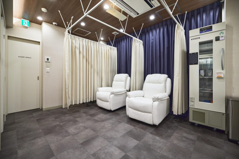 Aesthetic internal medicine treatment room at PARK EAST CLINIC
