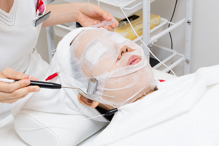 Iontophoresis treatment being performed at Meguro Dermatology Clinic