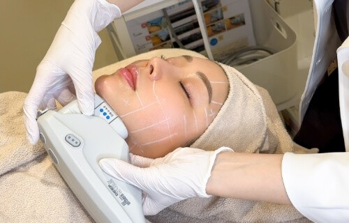Woman receiving Ultherapy treatment at Matsurika Clinic Ginza