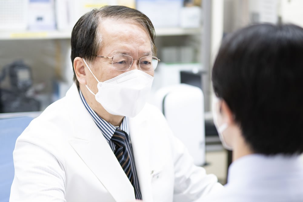 Dr. Chen Ko-Ron consulting with a patient at Meguro Chen Dermatology Clinic