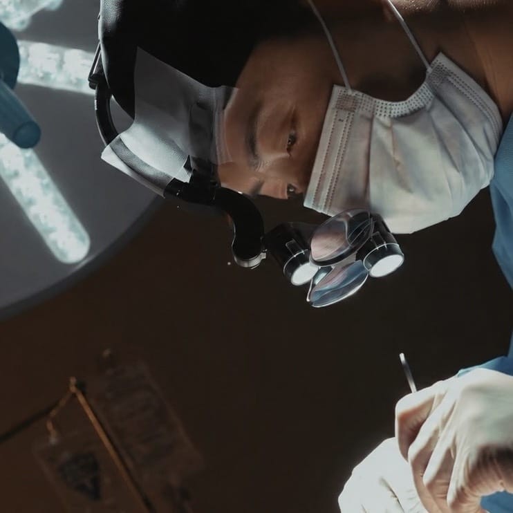 Doctor performing eyelid surgery at BIANCA CLINIC in Tokyo