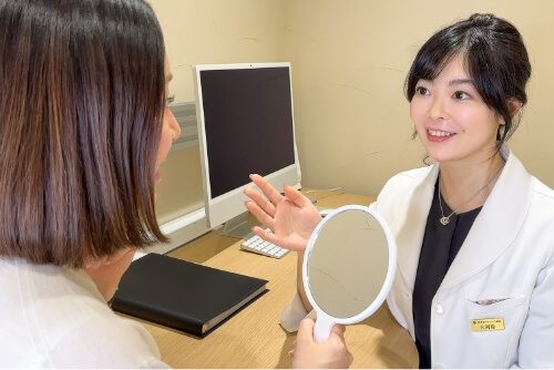 A consultation session with Dr. Moeno Okawara at MATSURIKA Clinic Ginza.