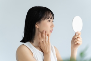 ニキビを触ると痛い……原因・対処法・美容医療の施術の選択肢を解説
