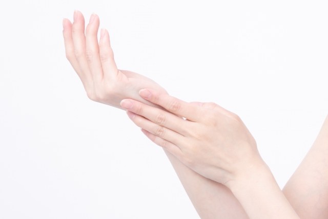手の甲のシミは美容皮膚科でケアできる？原因から治療法までを徹底解説