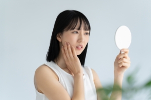 ほくろ除去後のテープはいつまで貼る？傷痕を残さないための過ごし方は？