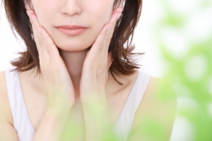毛穴を引き締める方法は？スキンケアと美容皮膚科でどんな違いがある？
