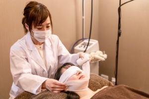 顔の脂肪吸引後フェイスバンドはいつまで？圧迫の目的・期間・失敗を避けるコツ