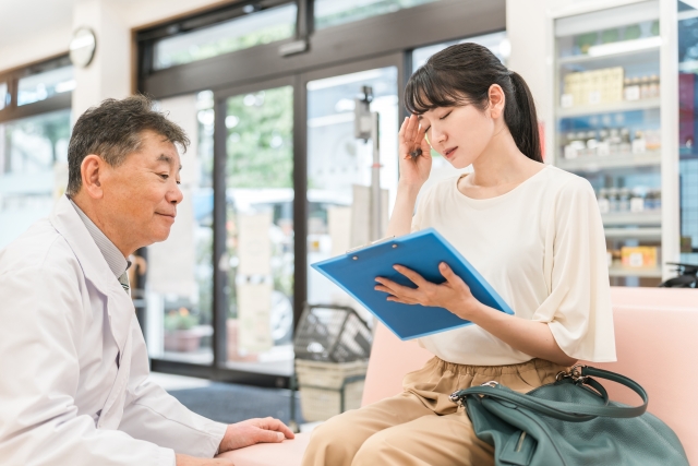 問診を書きながら体調が悪そうな女性　「原因がわからず、とにかく体調が悪い……」美容内科でできる治療とは｜NERO DOCTOR / BEAUTY（美容医療）