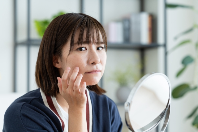 ちょっとしたテクニックで簡単に!ダウンタイムを上手に隠すメイクとファッションのコツ