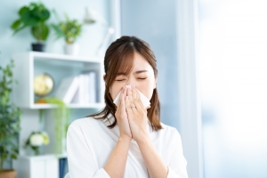 つらい花粉症の対処法は？セルフケアや美容医療でできること