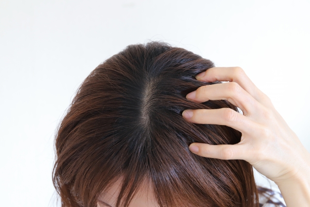 髪の毛が抜ける時期はいつ?生え変わりと加齢による変化の見分け方