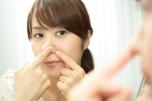 小鼻のニキビが気になる！対処法とニキビ痕の改善が期待できる美容医療とは？