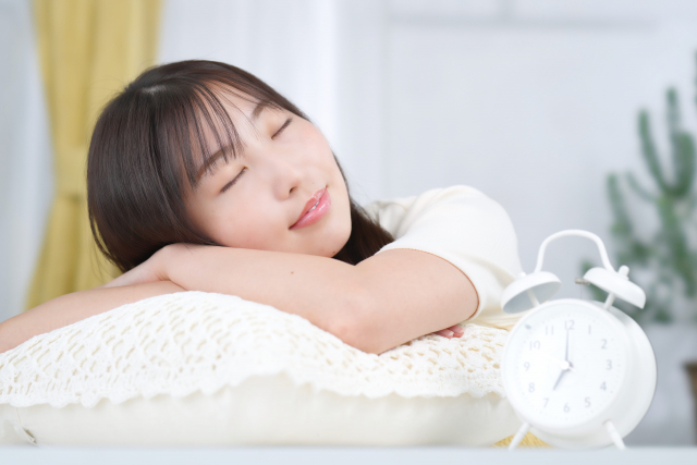 クッションを枕に寝る女性　団子鼻の美人はいない？整える方法やメイクテクニックを紹介｜NERO DOCTOR / BEAUTY（美容医療）