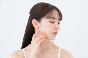 日焼けシミを消す方法は？美容医療で注目のシミ治療6選をチェック！