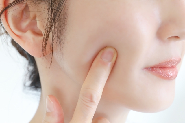 頬のニキビができたら|ピーリングやレーザーが向いているのはどの症状?