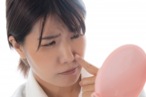 小鼻縮小したら笑えない？原因とリスクを防ぐ方法を解説