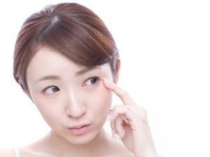 目尻切開のダウンタイムは隠せる？症状やケア方法とバレないコツを紹介