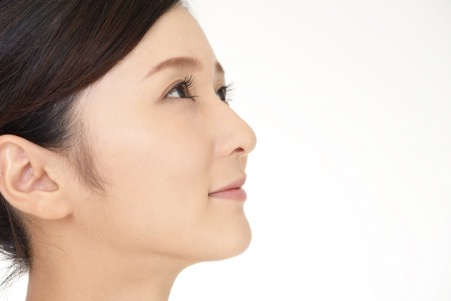 「鼻短いかも……」長くするための方法は?メイクや美容医療での対策を解説