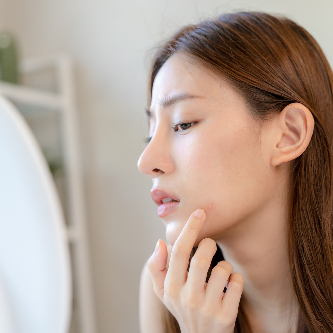 鏡を見る女性　【ちょっと待って】美容医療“失敗カスタマー”にならないための3原則/情弱カスタマーにならない方法｜NERO DOCTOR / BEAUTY（美容医療）