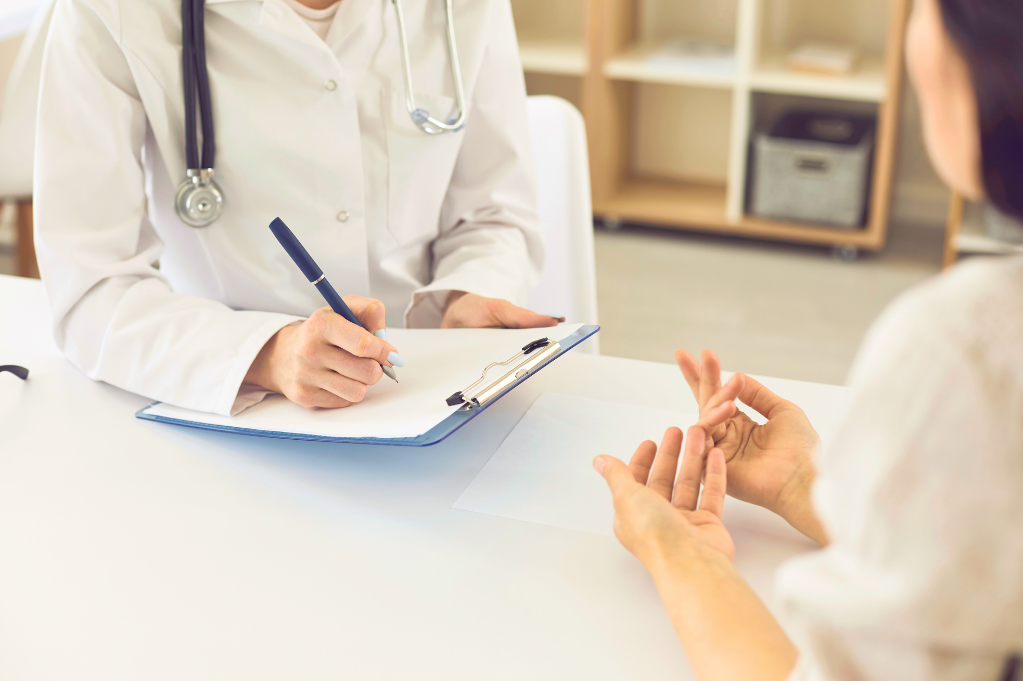 問診　再生医療×薄毛：女性の「FAGA治療」進化中 「まさか自分が」から始まる、30代女性の薄毛治療白書。 ―育毛サロンより効果的な、医療の選択肢とは？｜NERO DOCTOR / BEAUTY（美容医療）