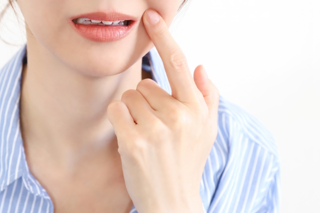 女性 口元顔が左右非対称だと気持ち悪い?原因や対処法|NERO DOCTOR / BEAUTY(美容医療)