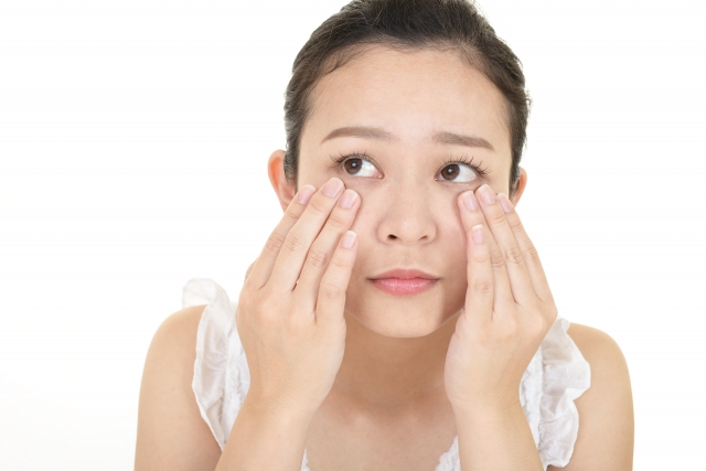 女性　目元目の下たるみ取り｜ダウンタイムを治療別に解説！早期回復のコツも｜NERO DOCTOR / BEAUTY（美容医療）