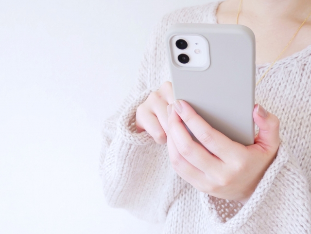 女性 スマホ顔が左右非対称だと気持ち悪い?原因や対処法|NERO DOCTOR / BEAUTY(美容医療)