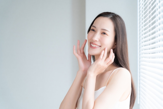 女性 笑顔「顔が長い」は改善できる? 原因や面長の悩みにアプローチする美容医療を紹介|NERO DOCTOR / BEAUTY(美容医療)