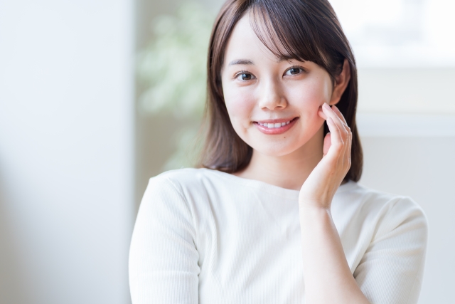 女性　ほほえみ目の下たるみ取り｜ダウンタイムを治療別に解説！早期回復のコツも｜NERO DOCTOR / BEAUTY（美容医療）