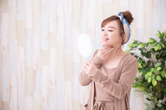 女性　鏡顎下たるみの原因とは？すぐに試せるセルフケアや美容医療も｜NERO DOCTOR / BEAUTY（美容医療）