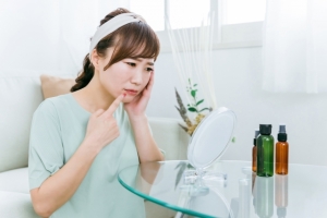顔の皮がむけるのはなぜ？原因と対処法、医療機関に行く目安を解説