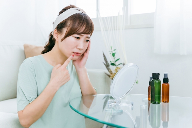 顔の皮がむけるのはなぜ？原因と対処法、医療機関に行く目安を解説