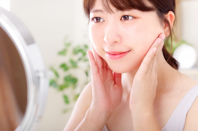 女性　鏡顎下脂肪吸引のダウンタイムはどれくらい？経過や乗り切り方、バレない工夫も紹介｜NERO DOCTOR / BEAUTY（美容医療）