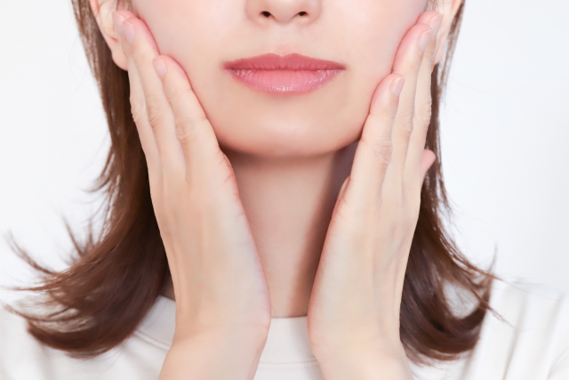 頬に手を当てる女性 顔が長い印象は変えられる?原因と美容医療でのアプローチ法をご紹介|NERO DOCTOR / BEAUTY(美容医療)