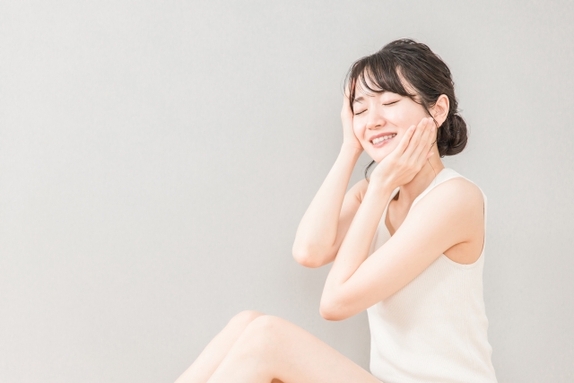 女性 笑顔顔のむくみの原因は?美容医療で始める“むくみにくい体づくり”について|NERO DOCTOR / BEAUTY(美容医療)