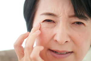 【眼瞼下垂のダウンタイム】手術後の不安を解消！症状・期間・過ごし方完全ガイド