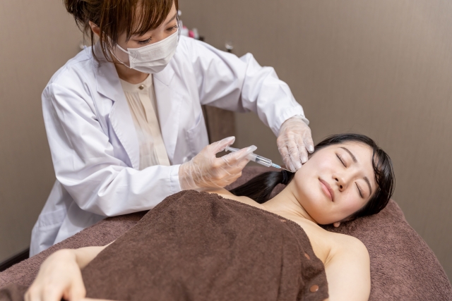 女性 施術顔が左右非対称だと気持ち悪い?原因や対処法|NERO DOCTOR / BEAUTY(美容医療)