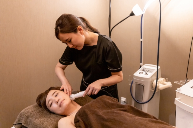 女性　施術顎下たるみの原因とは？すぐに試せるセルフケアや美容医療も｜NERO DOCTOR / BEAUTY（美容医療）