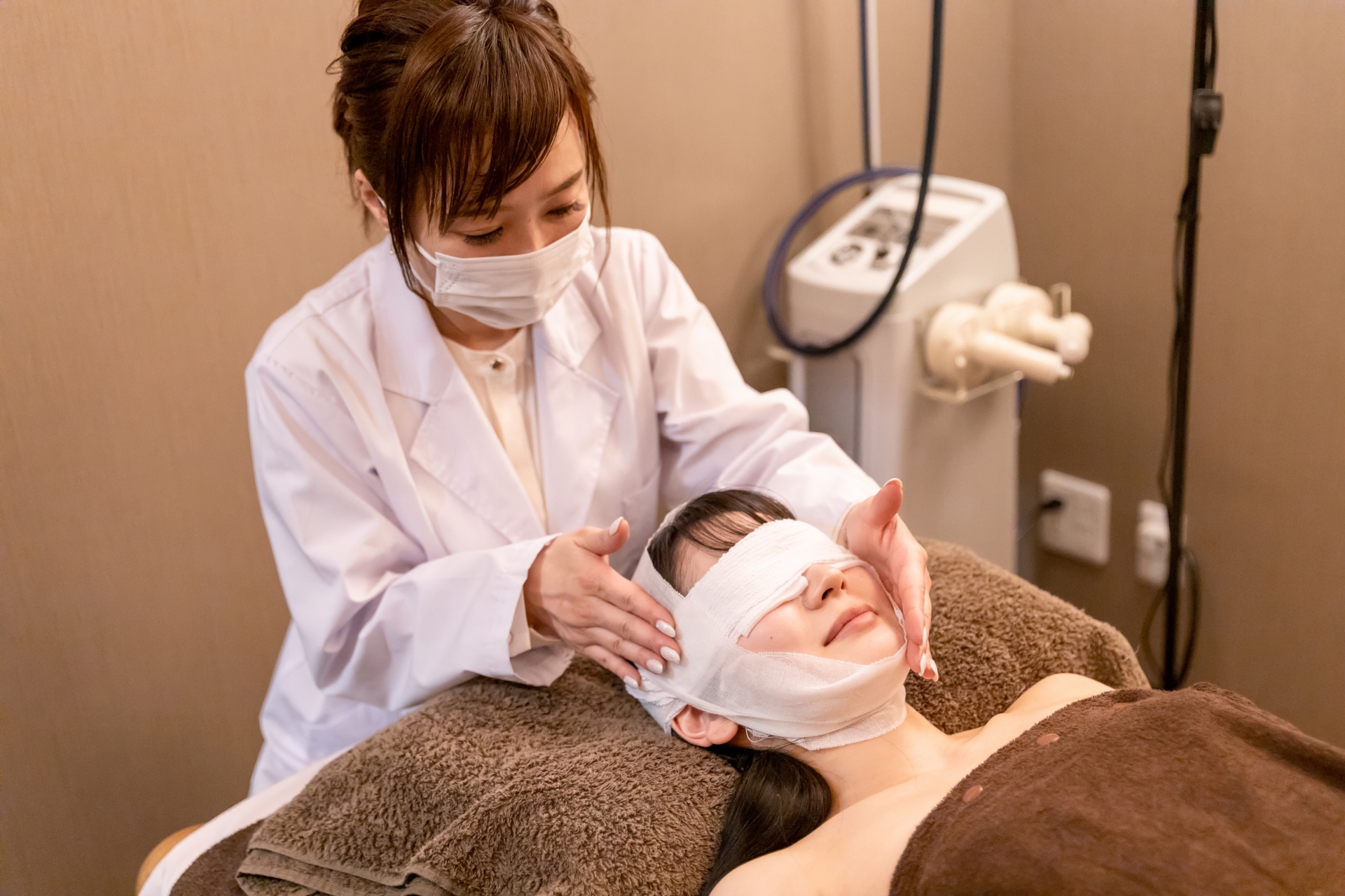 女性 施術一重から二重になれる方法を徹底比較!|NERO DOCTOR / BEAUTY(美容医療)