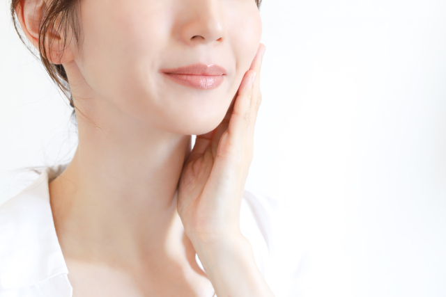 女性 スキンケア朝の顔のむくみを解消するセルフケアと根本的な対策法|NERO DOCTOR / BEAUTY(美容医療)