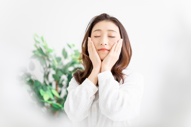 女性　スキンケア顎下脂肪吸引のダウンタイムはどれくらい？経過や乗り切り方、バレない工夫も紹介｜NERO DOCTOR / BEAUTY（美容医療）