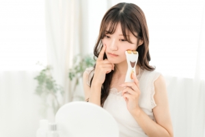 顔のむくみの原因は？美容医療で始める“むくみにくい体づくり”について