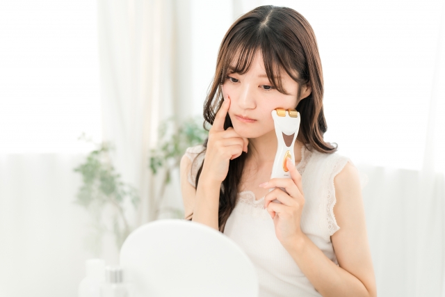 顔のむくみの原因は?美容医療で始める“むくみにくい体づくり”について