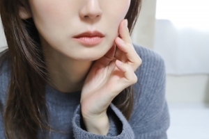 顔が黄色いと感じるのはなぜ？原因と対策を解説！くすみ対策の美容医療も紹介