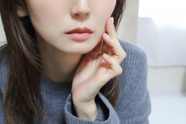 顔が黄色いと感じるのはなぜ?原因と対策を解説!くすみ対策の美容医療も紹介