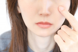 目のたるみをとるには？セルフケアや美容医療までさまざまな対策を解説