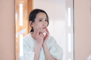 朝の顔のむくみを解消するセルフケアと根本的な対策法