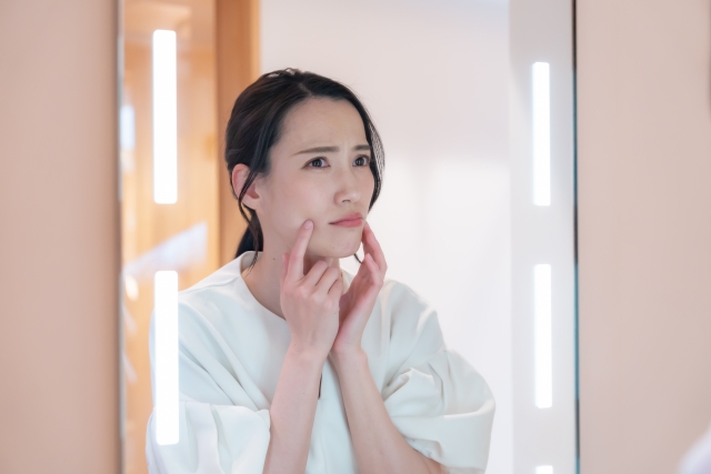 朝の顔のむくみを解消するセルフケアと根本的な対策法