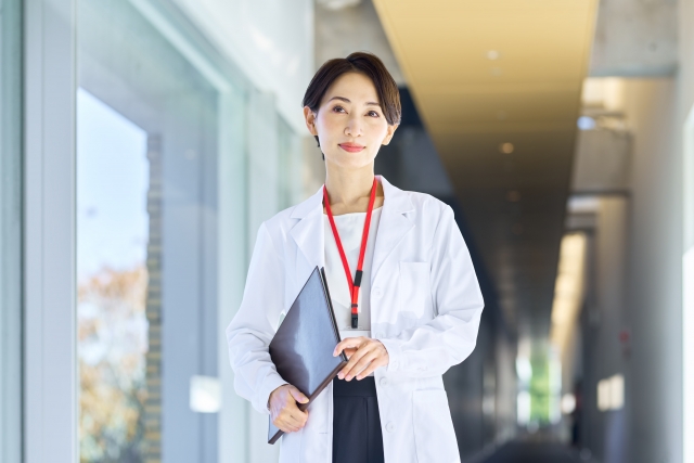 女性 白衣その凹み“中顔面陥没”かも?立体感を出す改善方法まとめ|NERO DOCTOR / BEAUTY(美容医療)