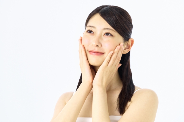 女性 ほほえみ顔が黄色いと感じるのはなぜ?原因と対策を解説!くすみ対策の美容医療も紹介|NERO DOCTOR / BEAUTY(美容医療)